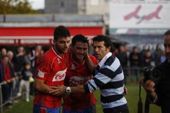 Javi Hernández (izquierda) y Luisito (derecha)felicitan a Souto tras conseguir el segundo gol. (Foto: FOTOS: XESÚS FARIÑAS)