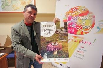 Xosé Manuel Puga mostra o cartel de 'Sabores do Bosque Máxico'. (Foto: Marcos Atrio)