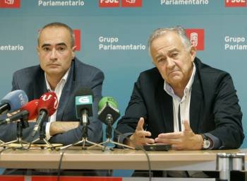 Carlos González Santín y José Luis Méndez Romeu analizan los presupuestos de la Xunta. (Foto: XOAN REY)