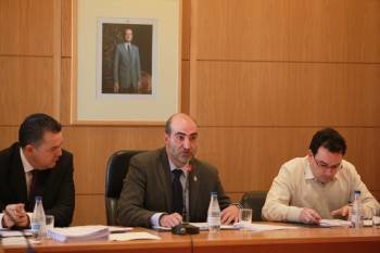 José Luis Ferro (centro), alcalde de Celanova, durante una sesión plenaria el pasado mes de mayo.