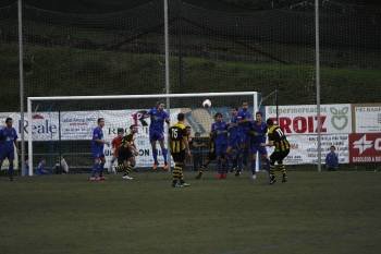 El delantero Chema materializa el gol del empate para el Bouzas. (Foto: MIGUEL ANGEL)