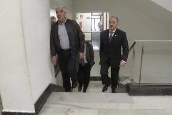 Manuel García y José Manuel Freire Couto, a su llegada ayer a los juzgados de la ciudad. (Foto: MIGUEL  ÁNGEL)