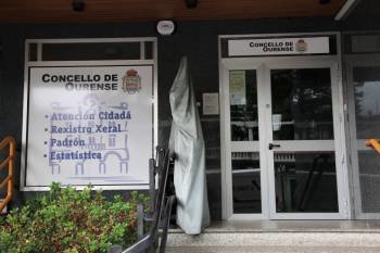 Cartel indicador de la 'delegación' del Concello de Ourense en A Ponte. (Foto: JOSÉ PAZ)