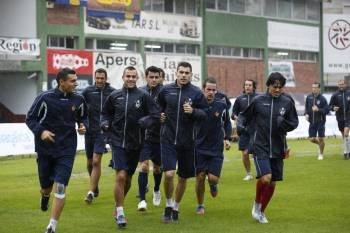 Los jugadores del CD Ourense, ayer durante el entrenamiento previo al partido contra el Coruxo. (Foto: XESÚS FARIÑAS)