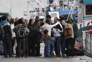 Escenas de emoción y abrazos entre familiares y marineros a su llegada a puerto. (Foto: SALVADOR SAS)
