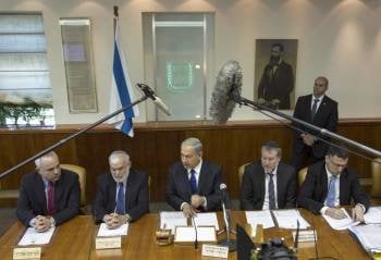 Netanyahu, con su gabinete pesidencial, ayer en Jerusalem. (Foto: BAZ RATNER)