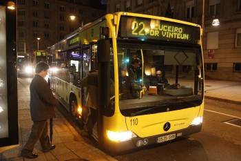 Un autobús urbano recoge viajeros en la parada de San Lázaro. (Foto: XESÚS FARIÑAS)