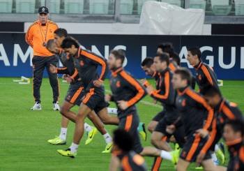 Los jugadores del Real Madrid, ayer en Turín bajo la atenta mirada de Carlo Ancelotti. (Foto: ALESSANDRO DI MARCO)