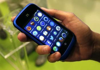 Un usuario sostiene un móvil equipado con tecnología Android. (Foto: JAVIER LIZÓN)