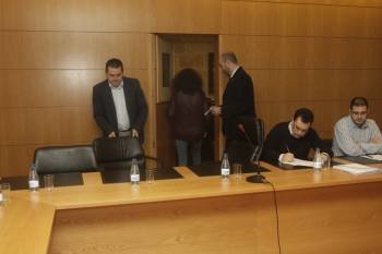 En la imagen, el alcalde, Luis Ferro (a la derecha, de pie) sale de la sesión con otros tres ediles. (Foto: MIGUEL ÁNGEL)