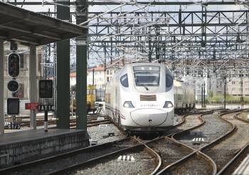 Un tren Alvia entrando en la estación de Santiago de Compostela, el pasado mes de julio. (Foto: XOÁN REY)