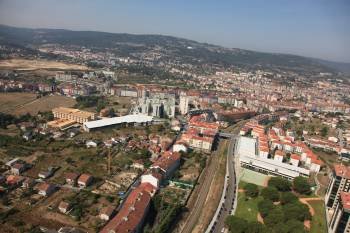 Imagen aérea de la ciudad. A la izquierda, el oeste, donde está prevista la ronda y la mayor expansión. (Foto: JOSÉ PAZ)