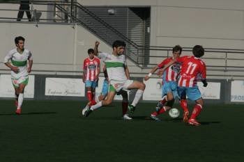 Un juvenil del Pabellón de División de honor busca el balón entre dos rivales del Lugo. (Foto: MARCOS ATRIO)