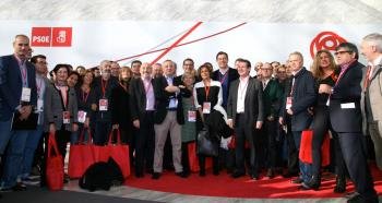 Miembros de la delegación gallega asistentes a la conferencia socialista posan para la foto. (Foto: SE)