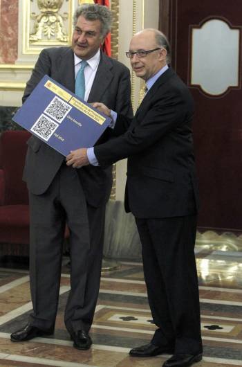 El ministro Montoro entrega el proyecto de Presupuestos en el Congreso.