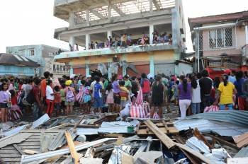 Grupos de filipinos saquean un almacén en Guiuan, a unos 150 km de la ciudad de Tacloban. (Foto: TED ALJIBE)