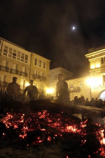 Las brasas alumbraron la Praza Maior de Ourense cuando cayó la noche. (Foto: MIGUEL ÁNGEL)