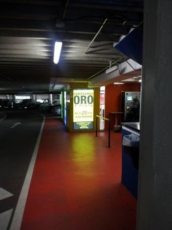Publicidad al lado mismo de la zona de pago del parking. (Foto: P.G.)