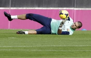 Valdés atrapa un balón durante un entrenamiento. (Foto: TONI ALBIR)