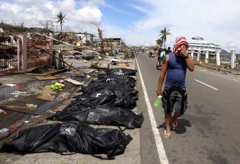 Cadávares en el árcén de una calle de Tacloban. (Foto: MAST IRHAM)
