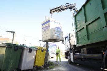 Un operario vacía uno de los contenedores de residuos en un camión. (Foto: MARTIÑO PINAL)