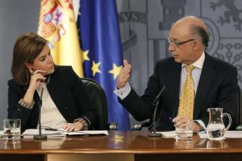 La vicepresidenta Soraya Sáenz de Santamaría escucha a Montoro tras el Consejo de Ministros. (Foto: PACO CAMPOS)
