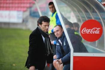 Luisito, técnico del Ourense, después de saludar a Uribe, entrenador de los avilesinos. (Foto: FOTOS: JOSÉ PAZ)