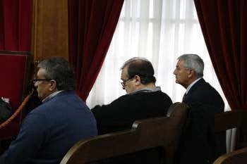 Jesús Parente, Guillermo Alvarellos y Óscar Sánchez Ruido, durante el juicio.  (Foto: XESÚS FARIÑAS)