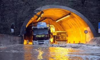 Un túnel inundado a la altura de la localidad de Nuoro. (Foto: MASSIMO LOCCI)