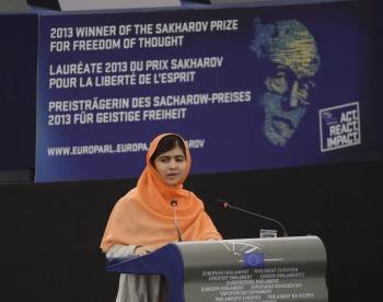 La joven paquistaní, durante su discurso en la sede del Parlamento Europeo en Estrasburgo. (Foto: PATRICK SEEGER)