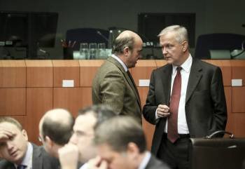 El ministro De Gundos hace un aparte en la reunión con el vicepresidente de la Comisión Olli Rehn.  (Foto: OLIVIER HOSLET)