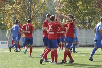 Los jugadores del Ourense B celebran un gol en el último partido jugado en Velle. (Foto: MIGUEL ÁNGEL)