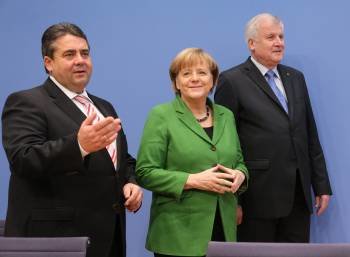Sigmar Gabriel, la canciller alemana Angela Merkel y Horst Seehofer, durante la rueda de prensa. (Foto: KUMM)