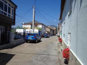 Calle principal de la aldea de Arcos, en el Concello de Vilamartín. (Foto: J.C.)
