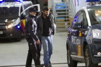 Saturnino Marcos Cerezo, a su salida ayer de la Comisaría de Vigo. (Foto: SALVADOR SAS)