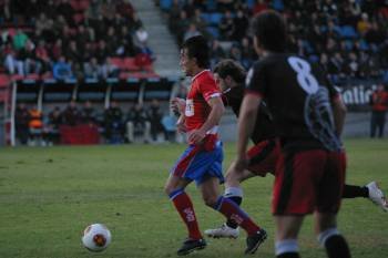 Jaime Noguerol, perseguido por dos jugadores del Zamora, el domingo. (Foto: JOSÉ PAZ)