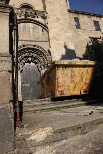 En primer término, el escalón roto en el acceso a la Catedral desde la fachada que da a la Praza do Trigo. (Foto: FOTOS: PAZ)