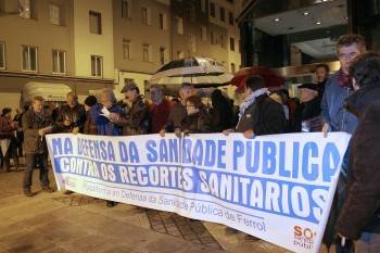 Concentración contra los recortes sanitarios, en diciembre de 2012, en Ferrol.  (Foto: ARCHIVO)