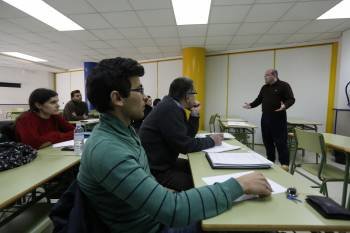El profesor Luis Gulín (derecha), durante una de las clases del curso 'El mercado laboral en Alemania'. (Foto: XESÚS FARIÑAS)