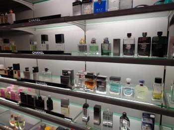 Las estanterías estaban ayer medio vacías, a causa de la falta de los perfumes robados. (Foto: J.C.)