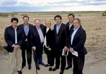 Fotografía de archivo en la que se observa a Adelson (tercero por la izda.) y su equipo visitando lo que serían los terrenos del complejo Eurovegas. (Foto: ARCHIVO)