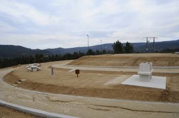 En el nuevo parque de O Valiño ya están instalados los merenderos, asadores y papeleras. (Foto: MARTIÑO PINAL)