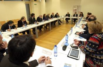 Los miembros del Consello de Universidades, en la reunión.  (Foto: CONCHI PAZ)