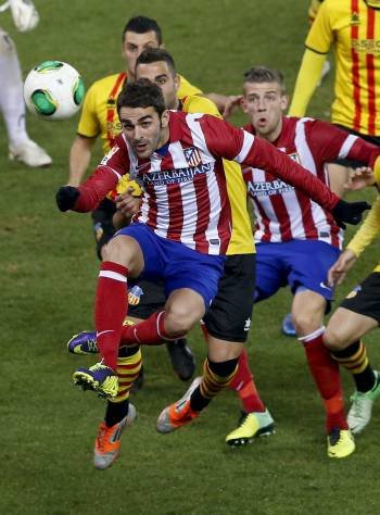 Adrián López busca la pelota, contra el Sant Andreu. (Foto: JUANJO MARTÍN)