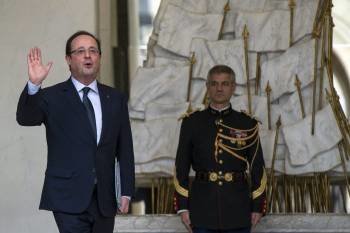 Hollande saluda antes de la última reunión del Consejo de Ministros francés, el pasado día 23. (Foto: ETIENNE LAURENT)