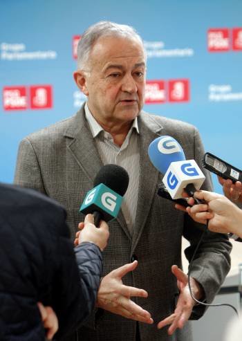 Méndez Romeu, portavoz parlamentario del PSdeG, atendiendo a los medios en la Cámara. (Foto: XOÁN REY)