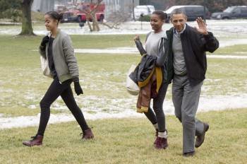 Obama y sus hijas, llegando a la Casa Blanca tras sus vacaciones navideñas. (Foto: MICHAEL REYNOLDS)