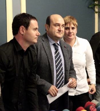 El presidente del PNV, Andoni Ortuzar (c), y el de Sortu, Hasier Arraiz. (Foto: LUIS TEJIDO)