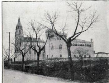 Imagen histórica de la construcción, al fondo el caserón en lo que hoy es el colegio.  (Foto: BIBLIOTECA DEPUTACIÓN PROVINCIAL)
