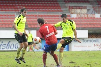 El centrocampista del Ourense B Dani se protege de un balón en el partido de O Couto. (Foto: MARTIÑO PINAL)